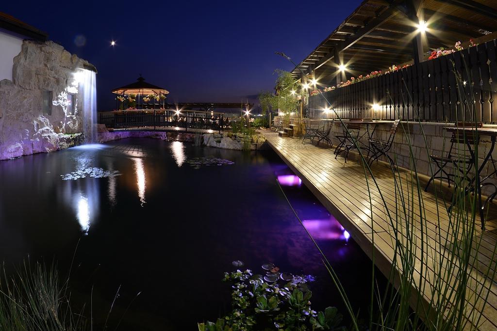 Hotel Castel Royal Mosnita Noua Dış mekan fotoğraf